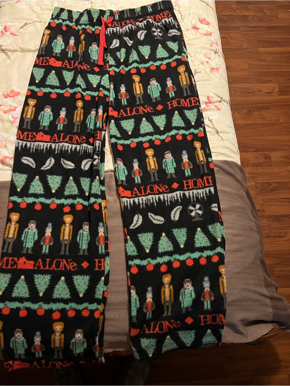Home Alone Christmas Pajamas Sweatpants Adult Medium Polyester